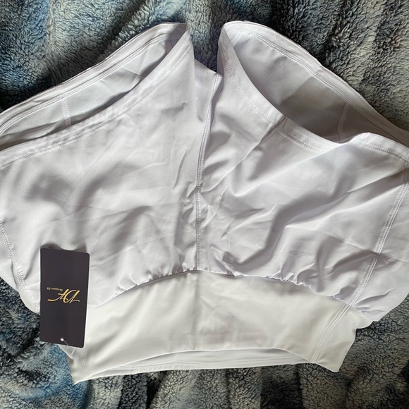 Amazon Essentials White Running Shorts - Picture 2 of 5